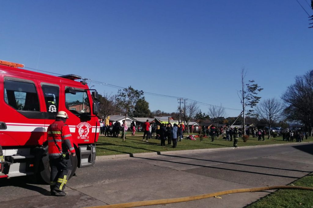 Valdivia: 500 alumnos y funcionarios fueron evacuados tras emanación de gas en escuela El Bosque