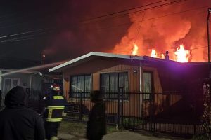 Incendio afecta a vivienda ubicada en calle Aníbal Pinto de Valdivia