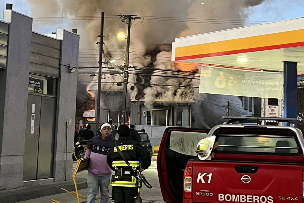 Siete damnificados tras incendio de vivienda en calle Chacabuco de Valdivia