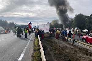 Contratistas forestales inician segundo día de movilización en ruta de Mariquina