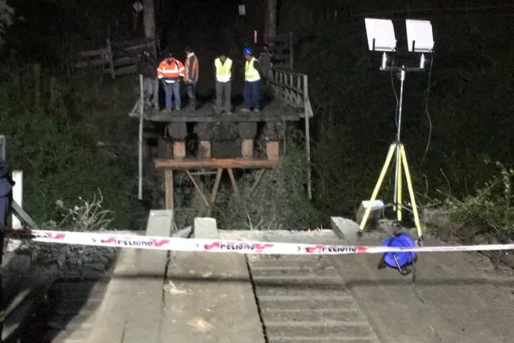 Camión forestal cae desde puente en Los Lagos: Estructura quedó destruida