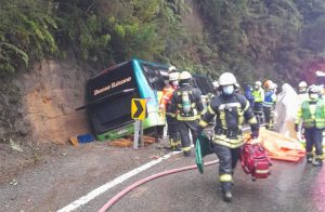 Bus con una veintena de pasajeros protagoniza accidente en ruta Valdivia-Paillaco