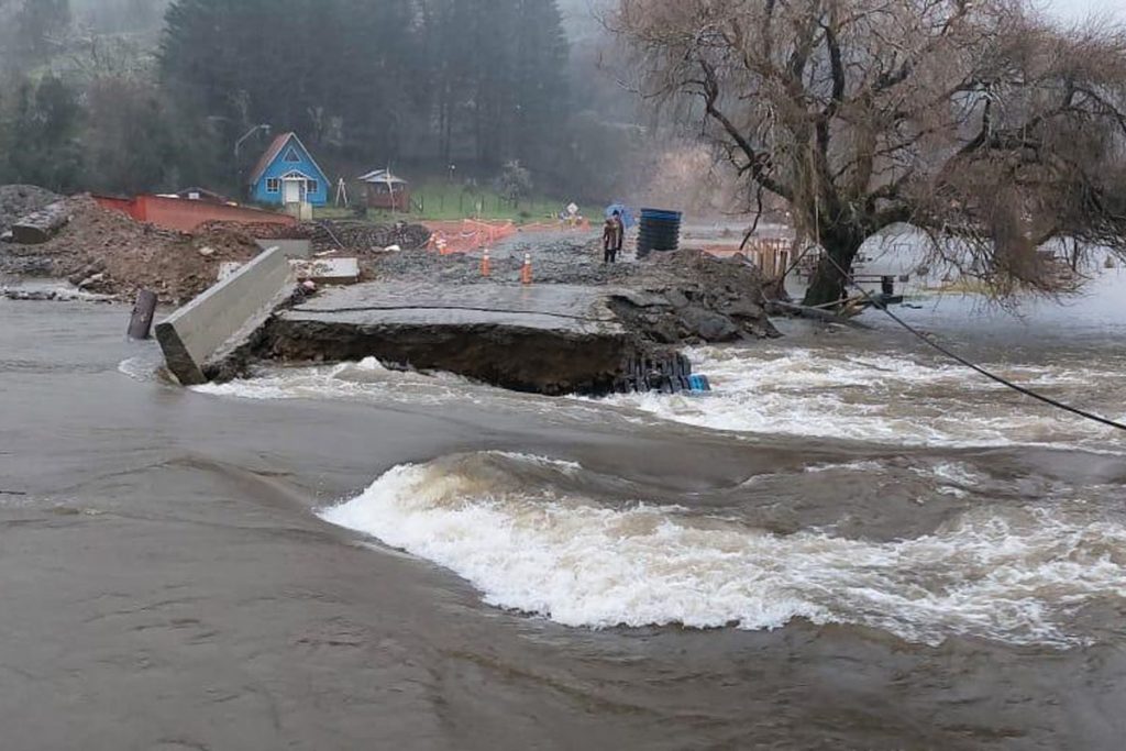 Corral aislada tras fuerte temporal: Autoridades se reúnen y suspenden transporte