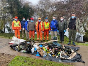 Más de 600 kilos de basura se recogieron en la ribera del Río Calle Calle en Valdivia