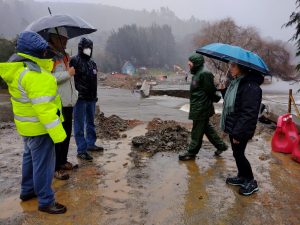 Instalarán puente mecano en sector San Juan tras inundación que corta ruta de Corral