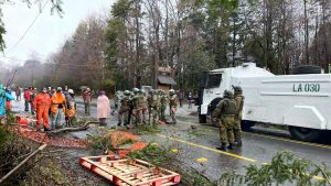 Delegación Presidencial asegura que no ordenó actuar de Carabineros por corte de ruta en Neltume