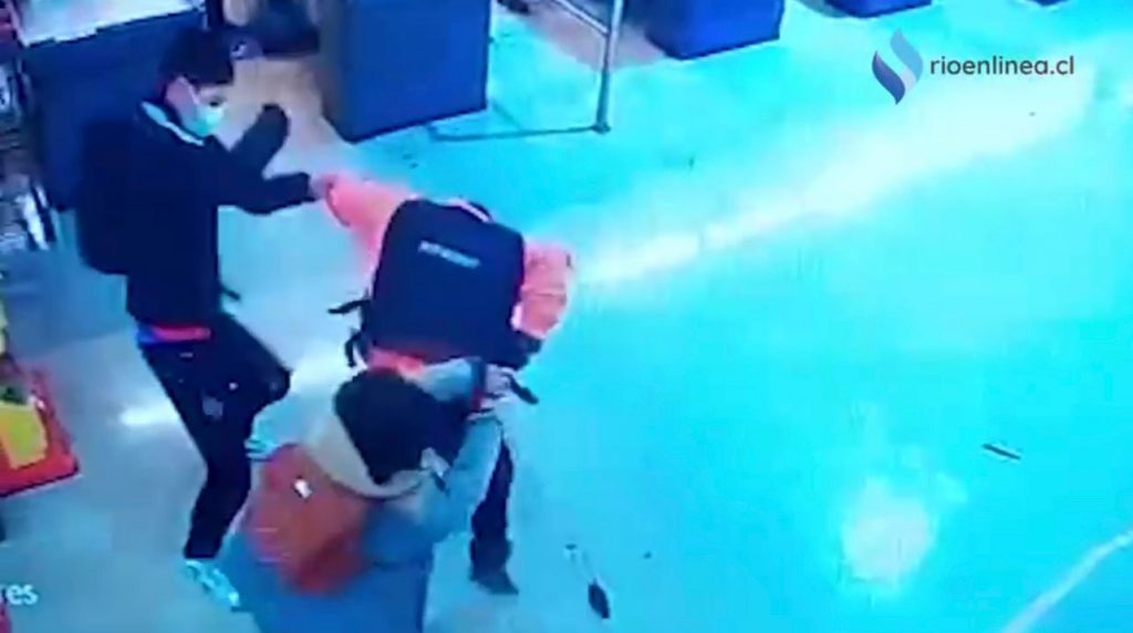 Video muestra brutal golpiza a guardia de supermercado de Valdivia