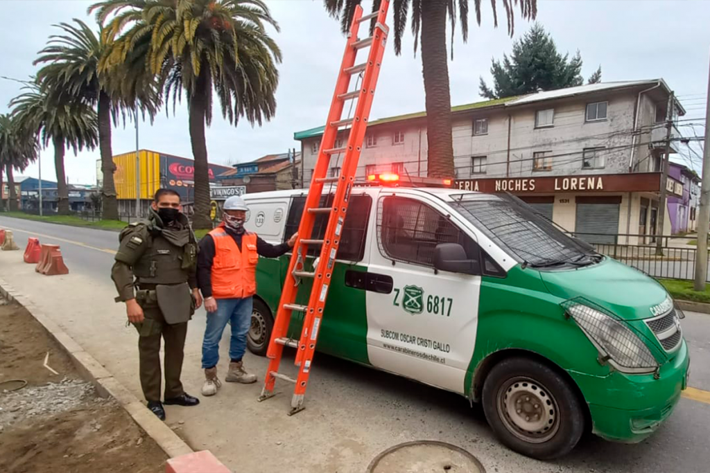 Pareja fue detenida mientras huían con escalera robada: Contaban con orden vigente de captura