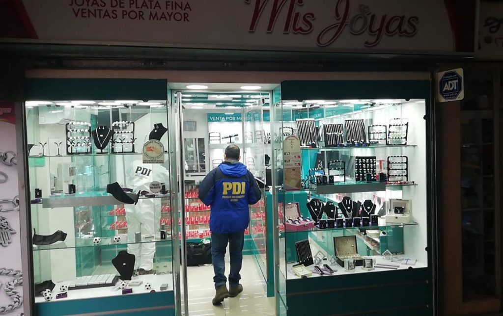 Valdivia: Delincuentes ingresaron a robar a joyería a través de un forado en el techo